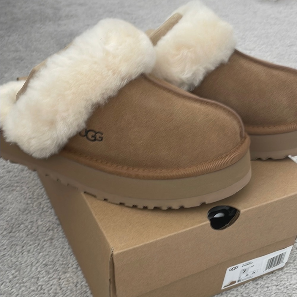 UGG Disquette size 7 Tan Sheepskin Lined Slippers